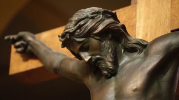 Na sexta-feira antes da Páscoa, cristãos recordam a condenação, prisão, paixão e morte de Jesus na cruz