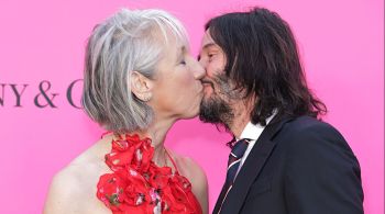Em uma aparição no tapete vermelho do Museum of Contemporary Art (MOCA) Gala em Los Angeles no sábado (15), o casal foi fotografado rindo, sorrindo e trocando um beijo