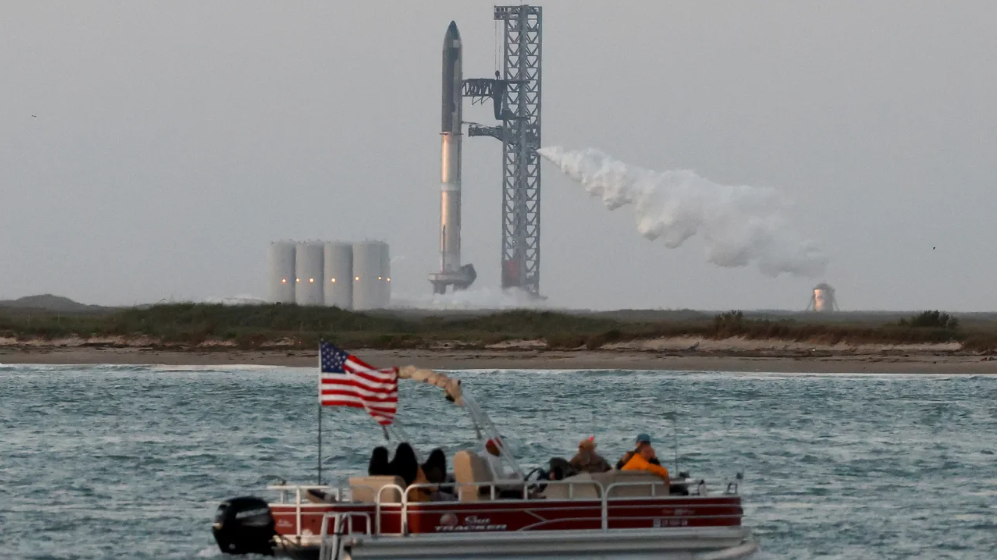 A Starship da SpaceX é vista da plataforma de lançamento de Boca Chica da empresa, perto de Brownsville, Texas.