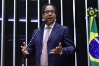 Deputado governista defende saída de ministro do GSI