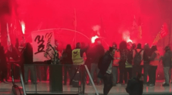 Vídeos compartilhados nas redes sociais mostraram manifestantes entrando prédio, segurando sinalizadores vermelhos e disparando bombas de fumaça