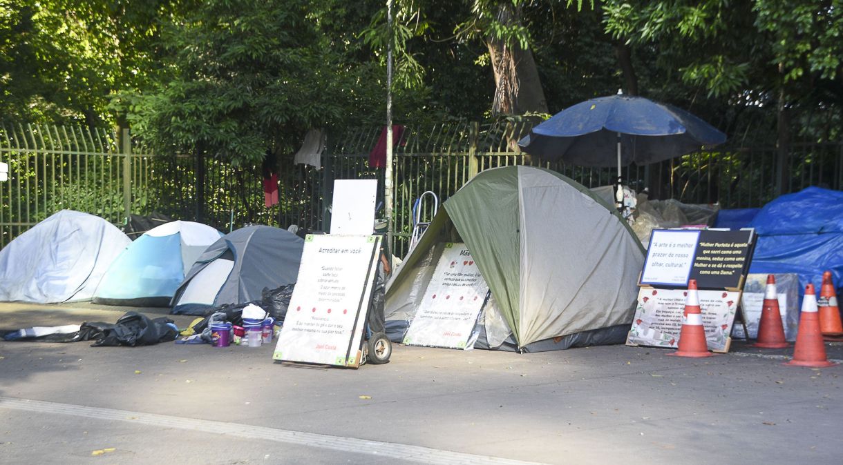 Moradores em situação de rua usam barracas e lonas plásticas para se abrigarem na cidade de São Paulo