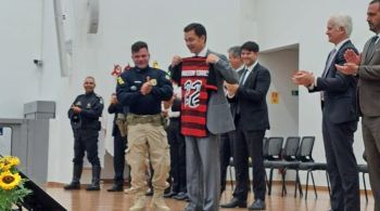 Em evento oficial, Wendel Benevides Matos presenciou o então diretor da PRF, Silvinei Vasques, presentear ex-ministro com camisa com número de Bolsonaro
