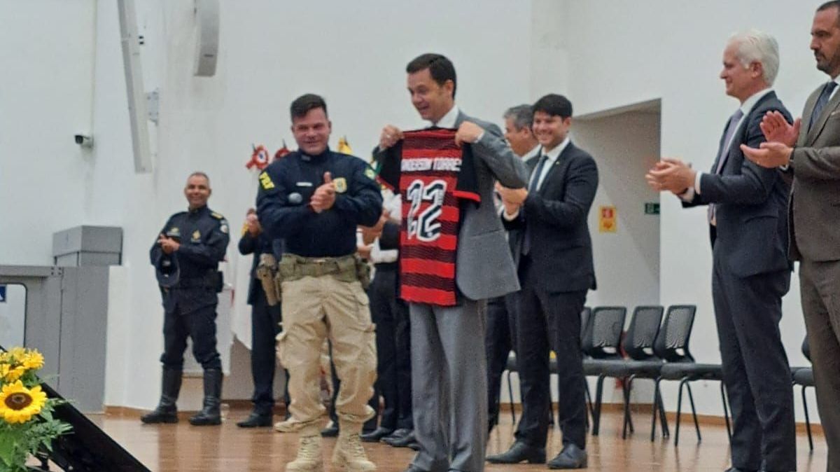 Silvinei Vasques presenteia o ex-ministro da Justiça, Anderson Torres, com uma camisa
