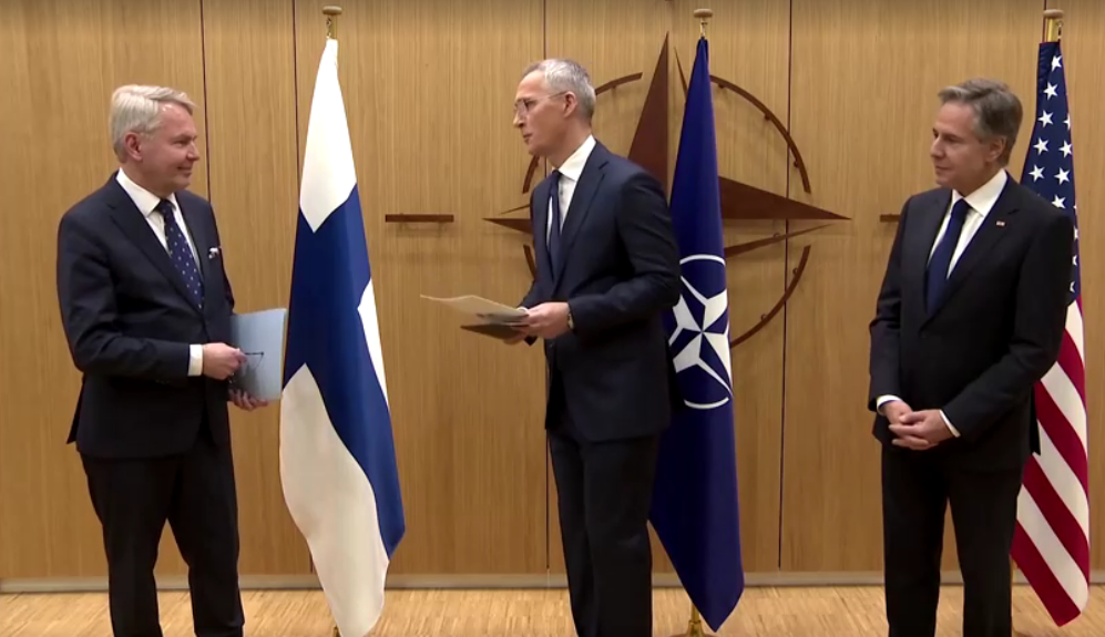 Ministro das Relações Exteriores finlandês, Pekka Haavisto, secretário-geral da Otan, Jens Stoltenberg, e secretário de Estado dos EUA, Antony Blinken, na sede da Otan, em Bruxelas.