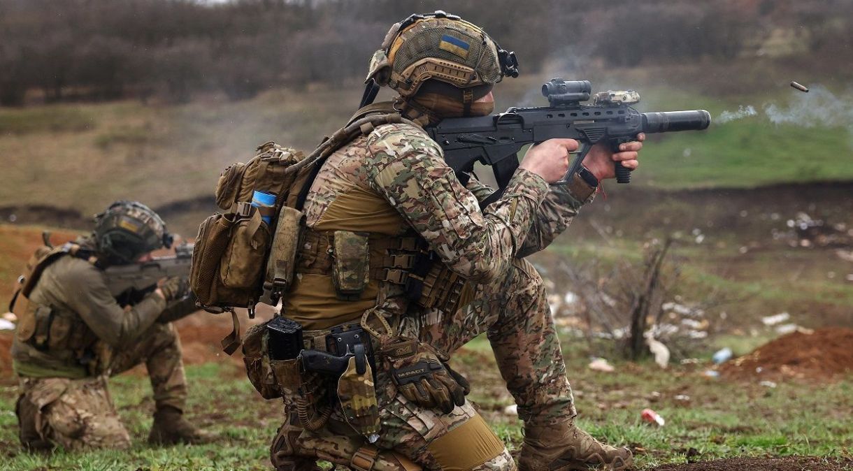 Forças especiais ucranianas preparam suas armas na região de Bakhmut