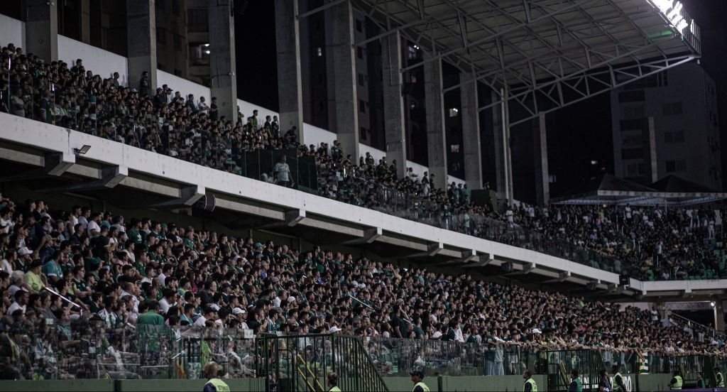 Torcida do Goiás na Serrinha.