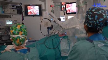 Médicos do hospital Vall d'Hebron, em Barcelona, ​​usaram um robô de quatro braços apelidado de "Da Vinci" para o procedimento cirúrgico