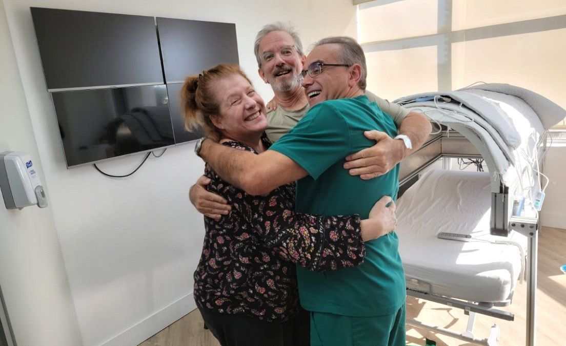 Da esquerda para a direita, Marianne Miller, esposa de Scott Miller, o paciente e o médico Marc Abreu