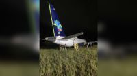 Avião da Azul ultrapassa limite da pista ao pousar em aeroporto de Salvador