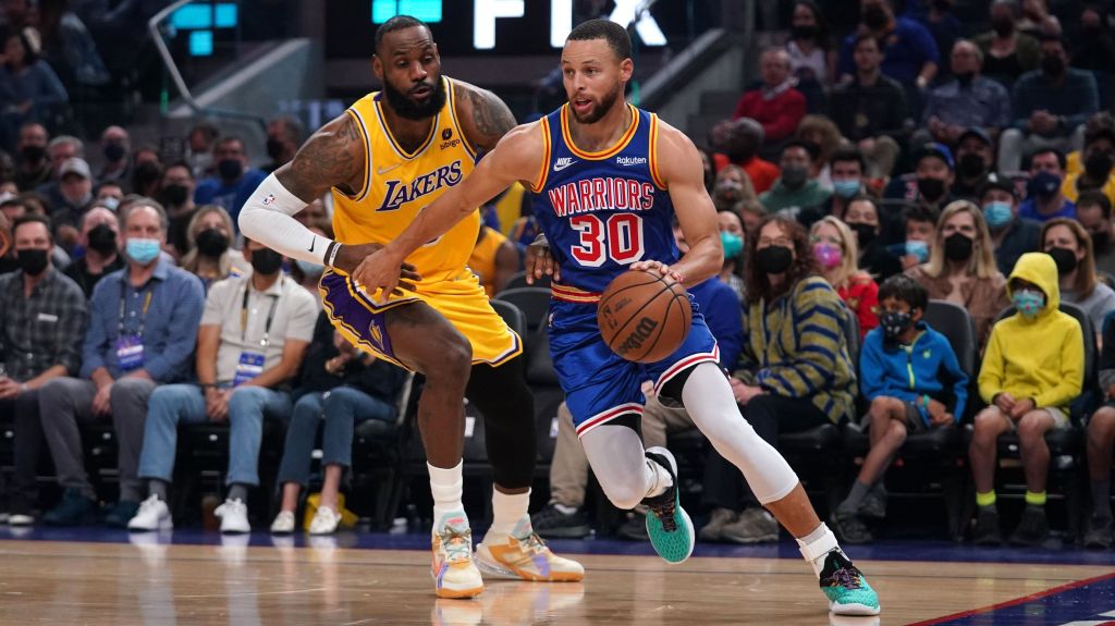 LeBron James e Stephen Curry duelam pela NBA em 2022