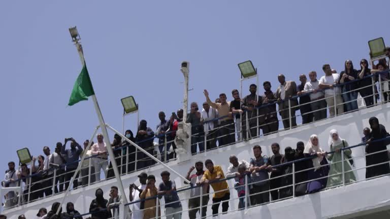 Milhares chegam à Arábia Saudita depois de deixarem o Sudão, por conta dos conflitos que tomaram o país há algumas semanas. Três brasileiros seguem aguardando o momento de partir