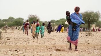 Conflito pode se transformar em um desastre mais amplo à medida que os vizinhos pobres do Sudão lidam com uma crise de refugiados e os combates bloqueiam as rotas de ajuda humanitária