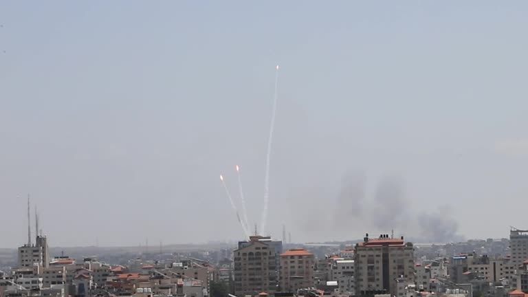 Grupos de resistência palestinos respondem disparando foguetes de Gaza para Israel enquanto Israel continua a atacar a cidade de Gaza, em 12 de maio de 2023.