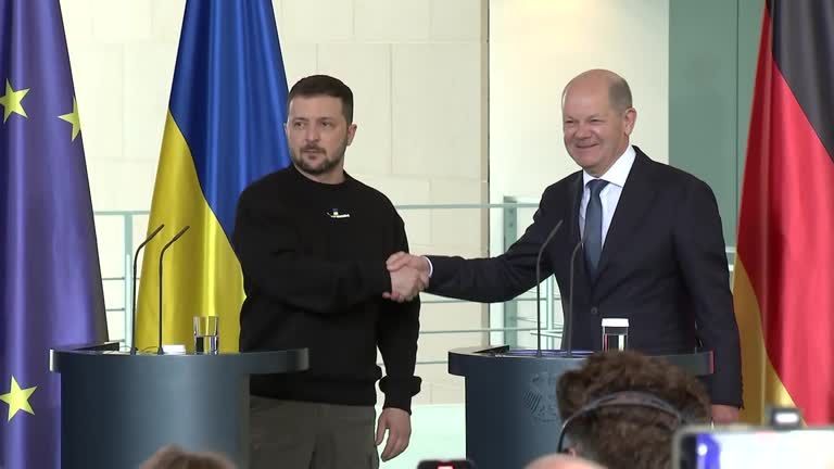 Presidente ucraniano Volodymyr Zelensky e chanceler alemão Olaf Scholz se encontram em Berlim.