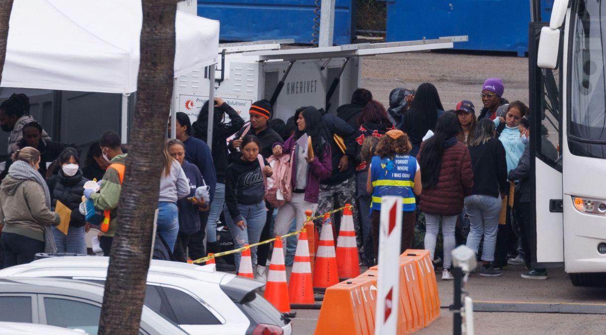 Imigrantes são deixados em hotel após serem processados ​​pela Patrulha de Fronteira dos EUA em San Diego, Califórnia, EUA.