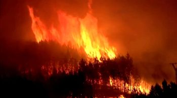 Cerca de 600 pessoas foram deslocadas de áreas de risco no oeste do país enquanto o fogo tomava até 8 mil hectares na fronteira com Portugal nesta sexta-feira (19)