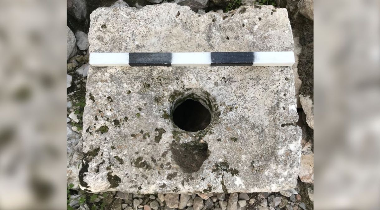 Um assento de vaso sanitário de pedra de 2.500 anos foi escavado na Cidade Velha de Jerusalém, no que era conhecido como a Casa de Ahiel, lar de uma família de classe alta.