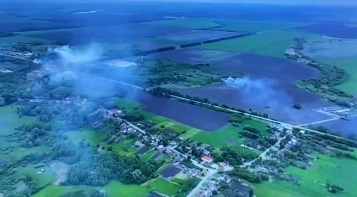 Captura de tela de vídeo geolocalizado pela CNN mostrando fumaça na região russa de Belgorod