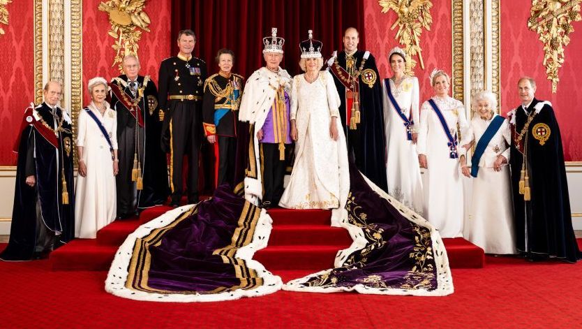 Foto oficial da coroação de Rei Charles III e rainha Camilla com a Família Real Britânica