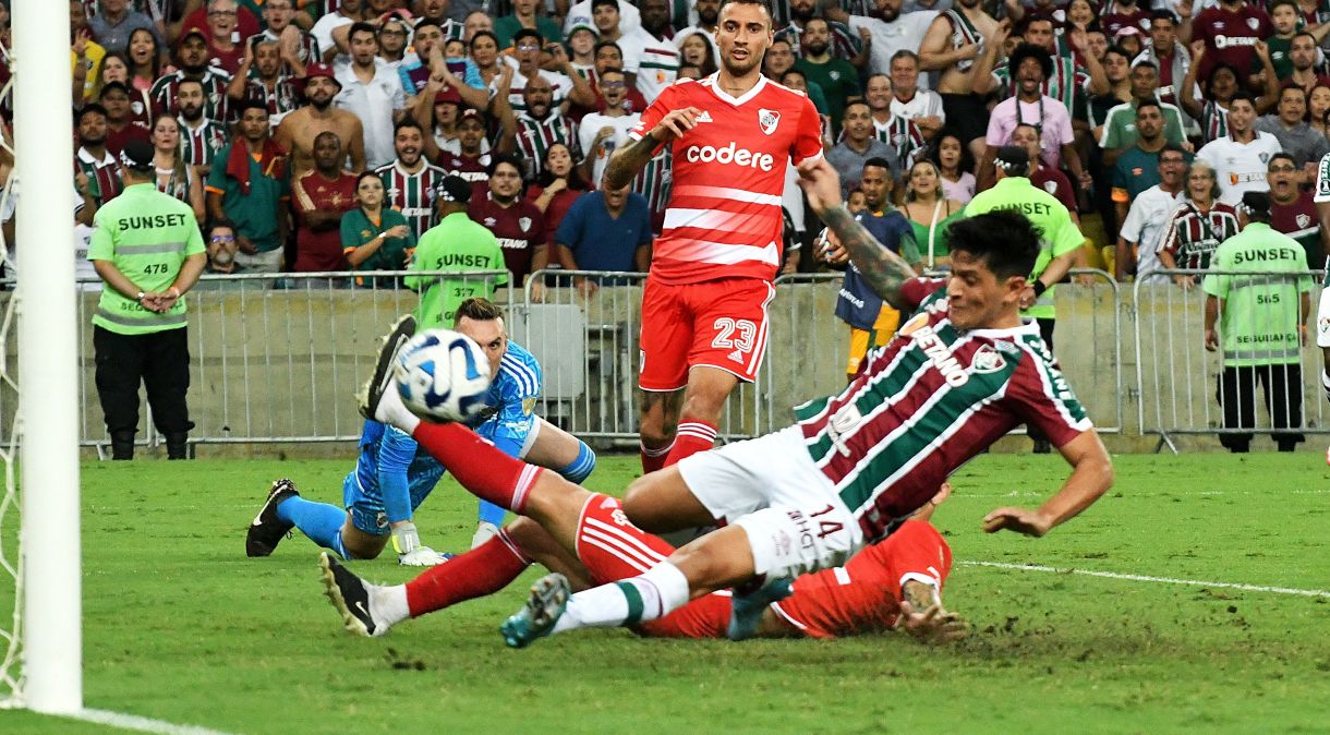 Cano empurra a bola para as redes em seu segundo gol contra o River Plate