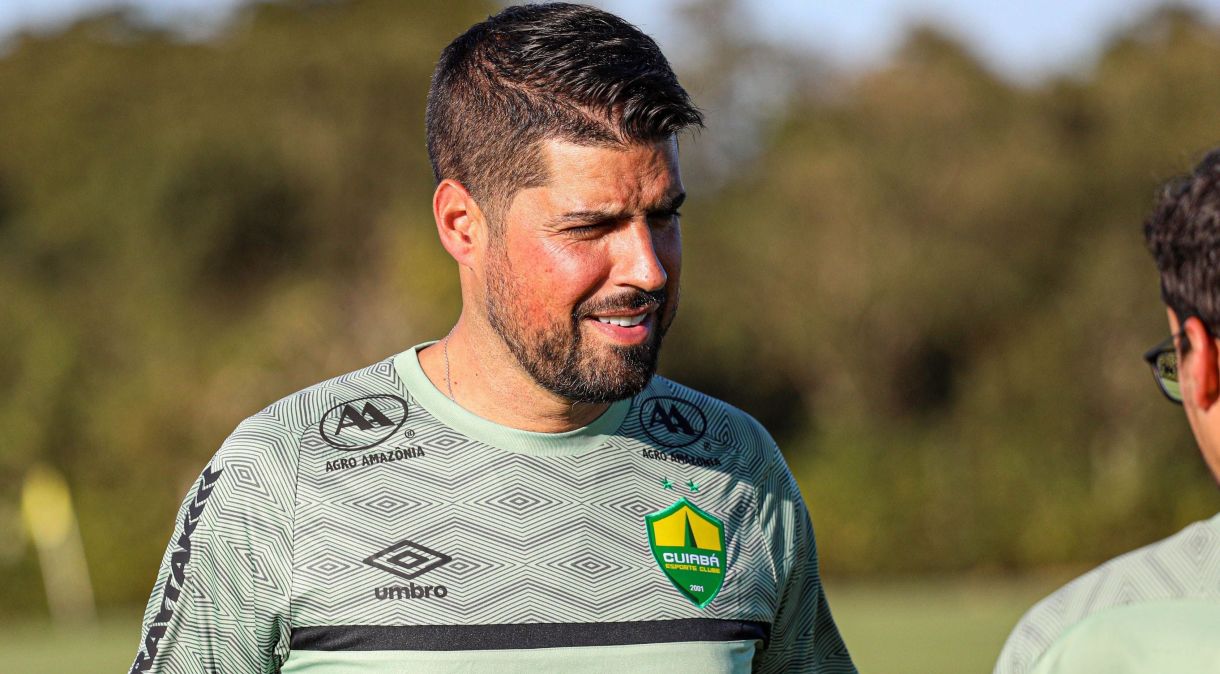 António Oliveira deixou o Cuiabá para assumir o Corinthians.