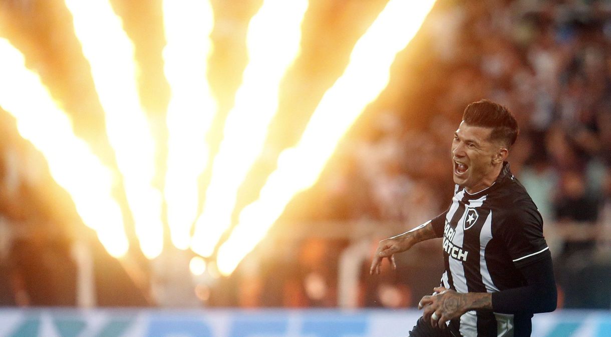 Cuesta comemora gol do líder Botafogo contra o Fluminense