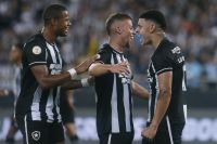 Botafogo vence mais uma, dispara na liderança e afunda América-MG no Brasileiro