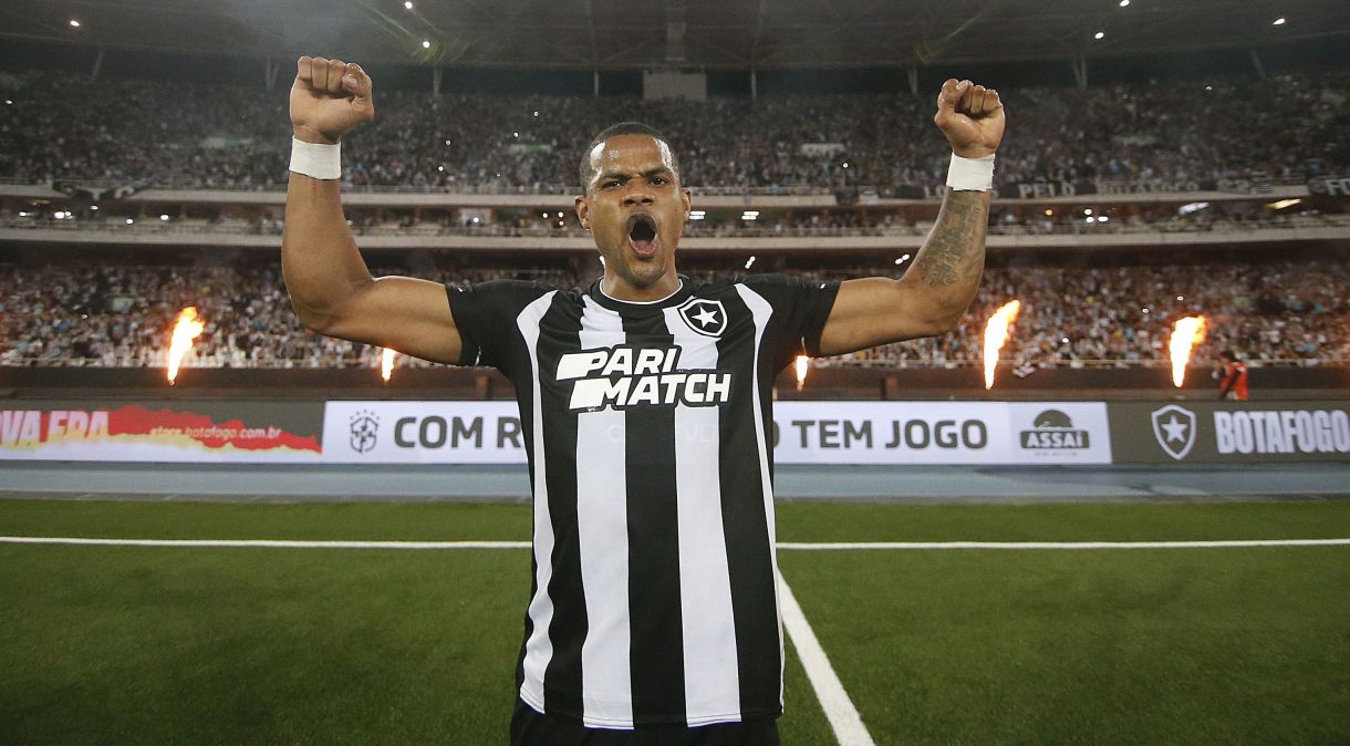 Junior Santos comemora mais uma vitória do líder Botafogo