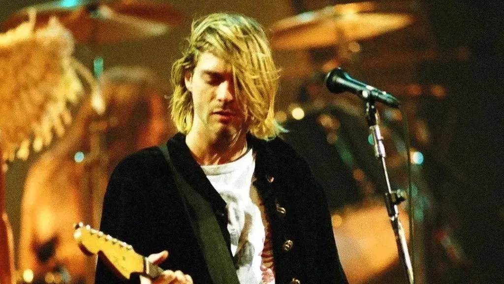 Kurt Cobain, vocalista do Nirvana, tocando guitarra