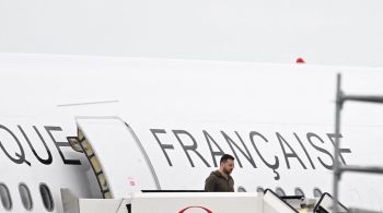 Presidente ucraniano viajou com avião do governo francês; guerra com a Rússia está entre os principais tópicos do evento