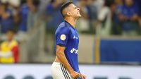 Jogadores do Cruzeiro brigam e trocam empurrões por pênalti contra o Fluminense