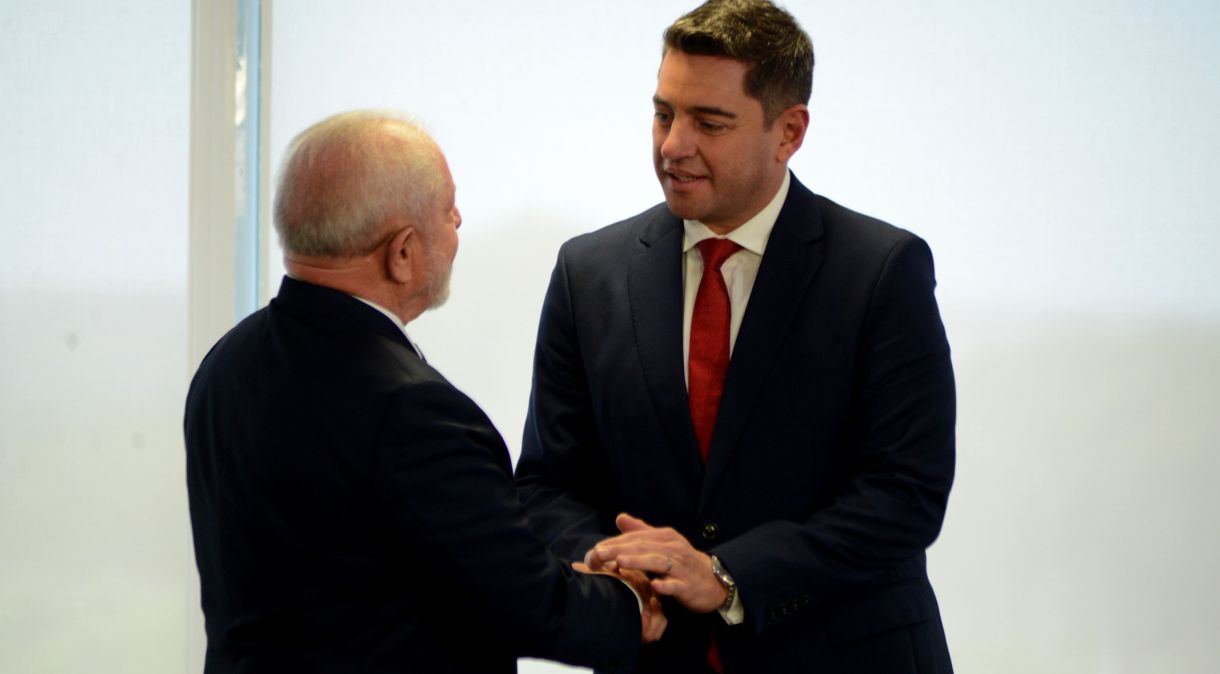 O presidente Luiz Inácio Lula da Silva (PT) recebe o presidente eleito do Paraguai, Santiago Peña