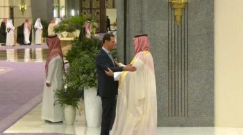 Presidente da Síria foi recebido pelo príncipe herdeiro da Arábia Saudita em uma reunião de líderes que o evitavam há anos, em mudança de abordagem política contestada pelo ocidente