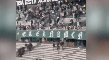 Integrantes de torcida organizada do Coxa e policiais entraram em confronto no Couto Pereira