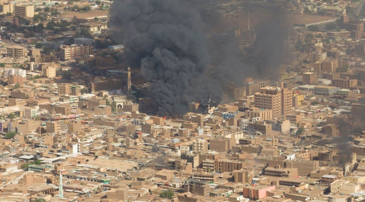 Fumaça sobe durante incêndio em mercado de Omdurman, no Sudão