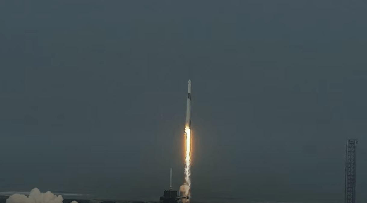 Decolagem da Crew Dragon, no topo do foguete Falcon 9, da SpaceX