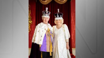 Também foi revelada imagem dos monarcas com seus parentes no Palácio de Buckingham