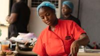 Chef nigeriana cozinha por 100 horas seguidas para superar recorde mundial