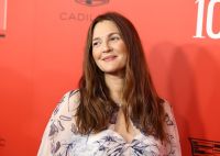 Drew Barrymore abre mão de programa em apoio à greve dos roteiristas