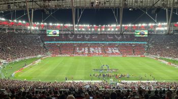 Jogadores do Rubro-Negro e do Cruzeiro entraram com camisa contra o racismo e sentaram no campo ao apito inicial