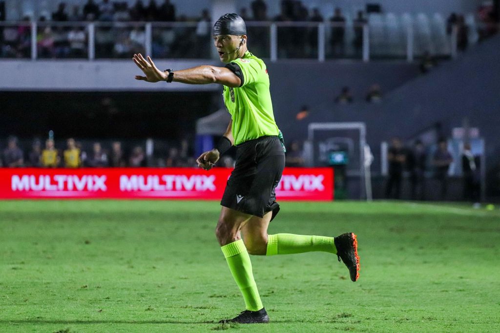 Sávio Pereira Sampaio apitou usando uma touca no segundo tempo