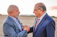 No embarque de Lula para o Reino Unido, Alckmin deseja “Deus salve o presidente”