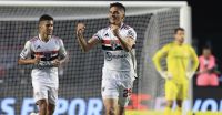 São Paulo vence Internacional e entra no G4 do Brasileirão