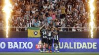 Botafogo vence Atlético-MG, segue 100% e lidera o Brasileirão