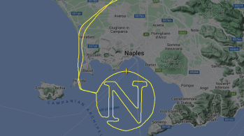 Trajeto do voo de monomotor sobre o Golfo de Nápoles tem o formato do símbolo do clube