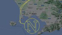 Piloto de avião “desenha” escudo do Napoli no céu da cidade para celebrar título