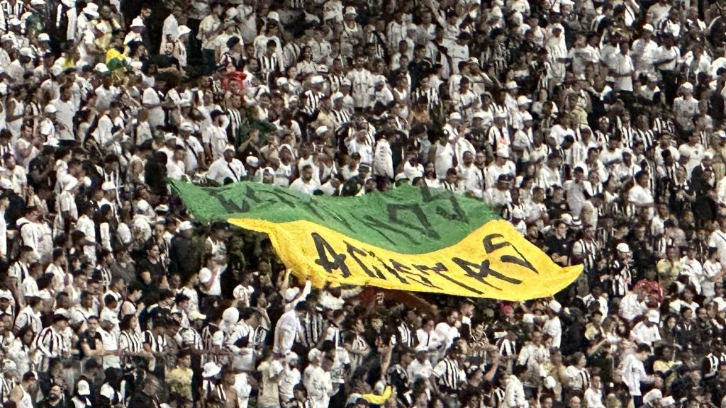 Faixa contra o racismo é exposta pela torcida do Atlético-MG