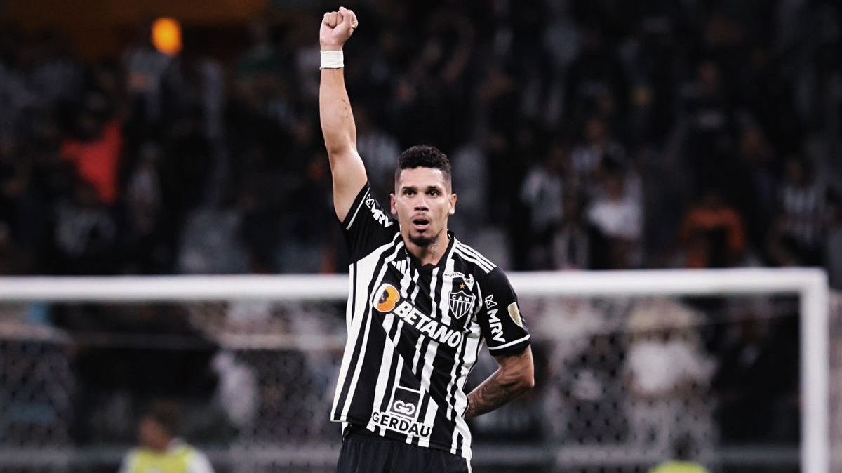 Paulinho comemora gol da virada do Atlético-MG com gesto antirracista