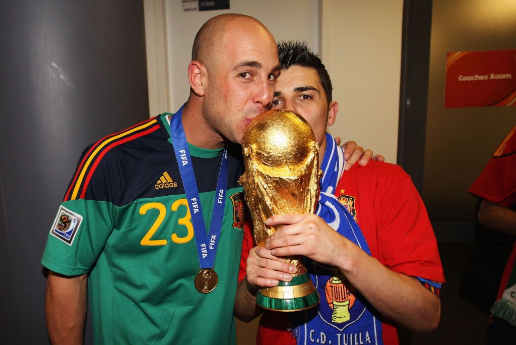 Pepe Reina e David Villa beijam a taça da Copa do Mundo em 2010, na África do Sul